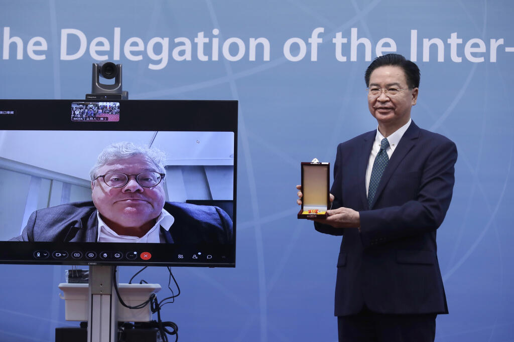 Taiwanský minister zahraničných vecí Joseph Wu (vpravo)