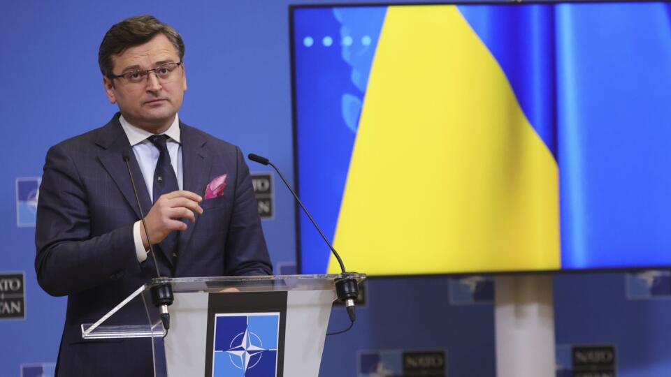 Ukrajinský minister zahraničných vecí Dmytro Kuleba počas tlačovej konferencie po zasadnutí Severoatlantickej rady (NAC) na úrovni ministrov zahraničných vecí v sídle NATO v Bruseli vo štvrtok 7. apríla 2022. Kuleba zdôraznil, že jeho krajina potrebuje dodávky zbraní od členských štátov NATO do niekoľkých dní, inak bude neskoro.