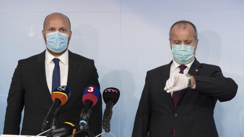 Na snímke vpravo odchádzajúci minister obrany SR Peter Gajdoš (SNS), ktorý sa pozerá na svoje hodinky a vľavo novovymenovaný minister obrany Jaroslav Naď (OĽaNO) počas výmeny na poste ministra obrany SR v Bratislave.