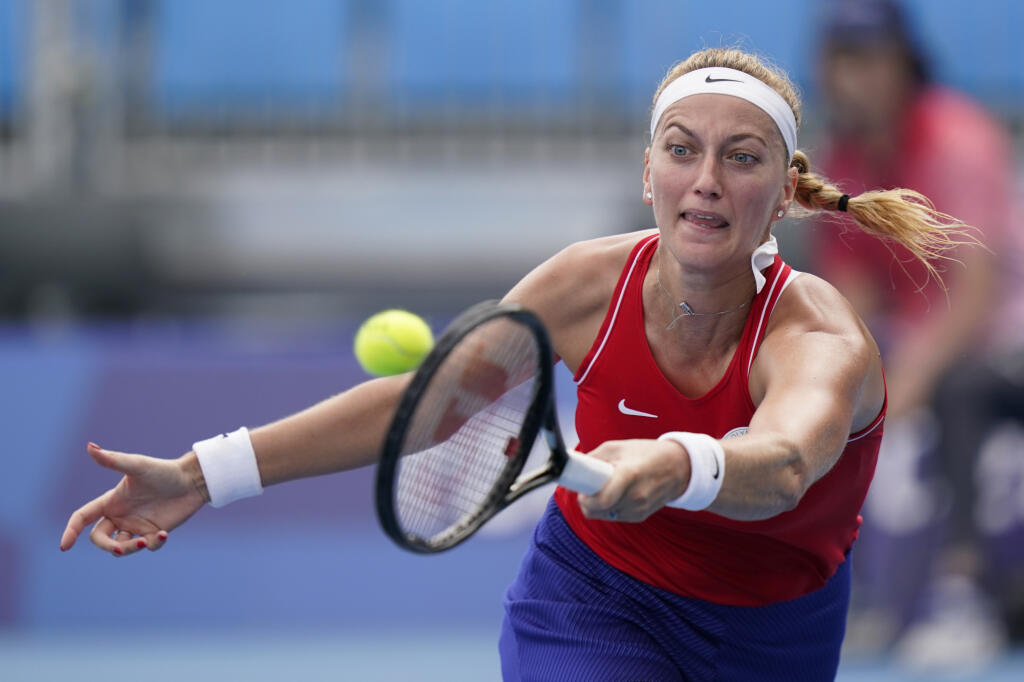 Na snímke česká tenistka Petra Kvitová nestačila na Belgičanku Alison van Uytvanckovú, ktorá ju zdolala 5:7, 6:3 a 6:0 na XXXII. letných olympijských hrách v Tokiu 26. júla 2021.