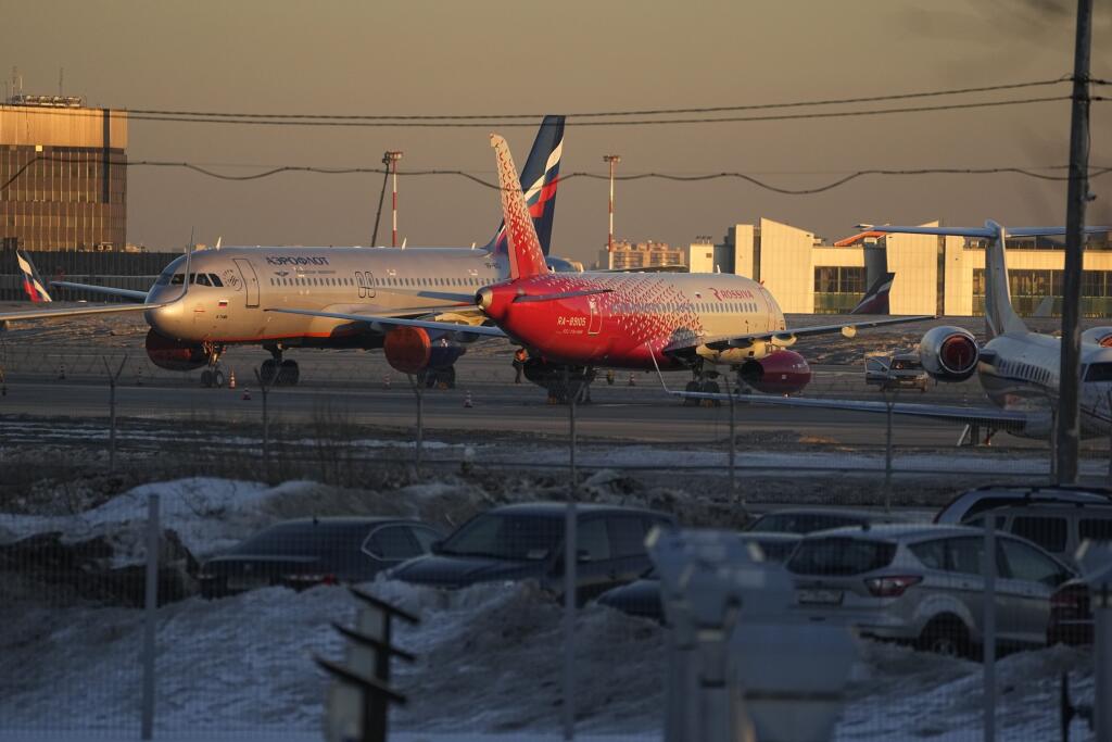 PK 23 archív Moskva - Na archívnej snímke z 1. marca 2022 lietadlá ruskej leteckej spoločnosti Aeroflot parkujú na letisku Šeremetievo v Moskve. Aeroflot v sobotu 5. marca oznámil, že počnúc 8. marcom pozastavuje premávku na všetkých svojich medzinárodných linkách. FOTO TASR/AP

Aeroflot's passengers planes are parked at Sheremetyevo airport, outside Moscow, Russia, Tuesday, March 1, 2022. Russia's largest airline, Aeroflot, said Monday that it suspended flights to New York, Washington, Miami an