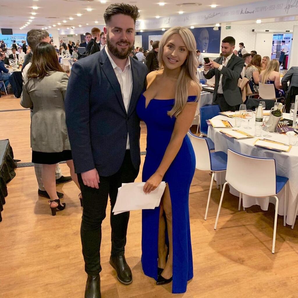 Sexi Moderátorka Emma Louise Jonesová je pýchou Leedsu United.