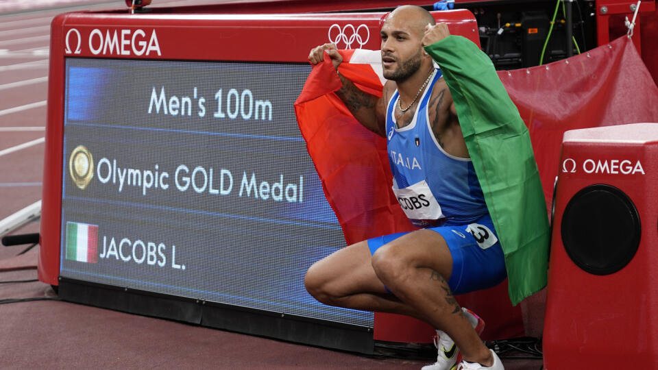 WA 32 Tokio - Taliansky atlét Lamont Marcell Jacobs sa teší zo zlatej medaily po triumfe vo finále behu na 100 m na OH2020 v Tokiu v nedeľu 1. augusta 2021. Jacobs vyhral v novom európskom rekorde 9,80 sekundy. FOTO TASR/AP
Lamont Marcell Jacobs, of Italy, celebrates by the clock after winning the final of the men's 100-meters at the 2020 Summer Olympics, Sunday, Aug. 1, 2021, in Tokyo. (AP Photo/David J. Phillip