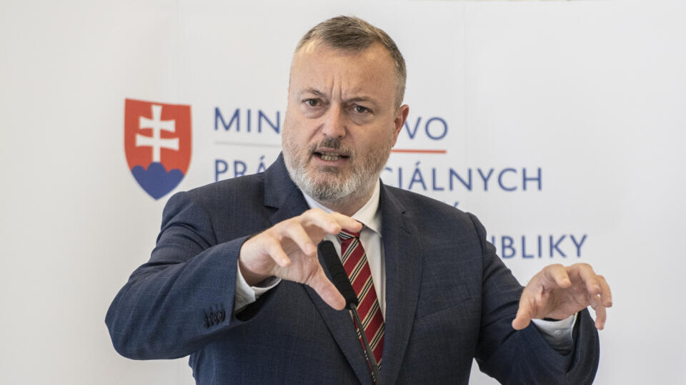 Na snímke minister práce, sociálnych vecí a rodiny SR Milan Krajniak (Sme rodina) počas tlačovej konferencie 21. júla 2022 v Bratislave. FOTO TASR - Pavel Neubauer