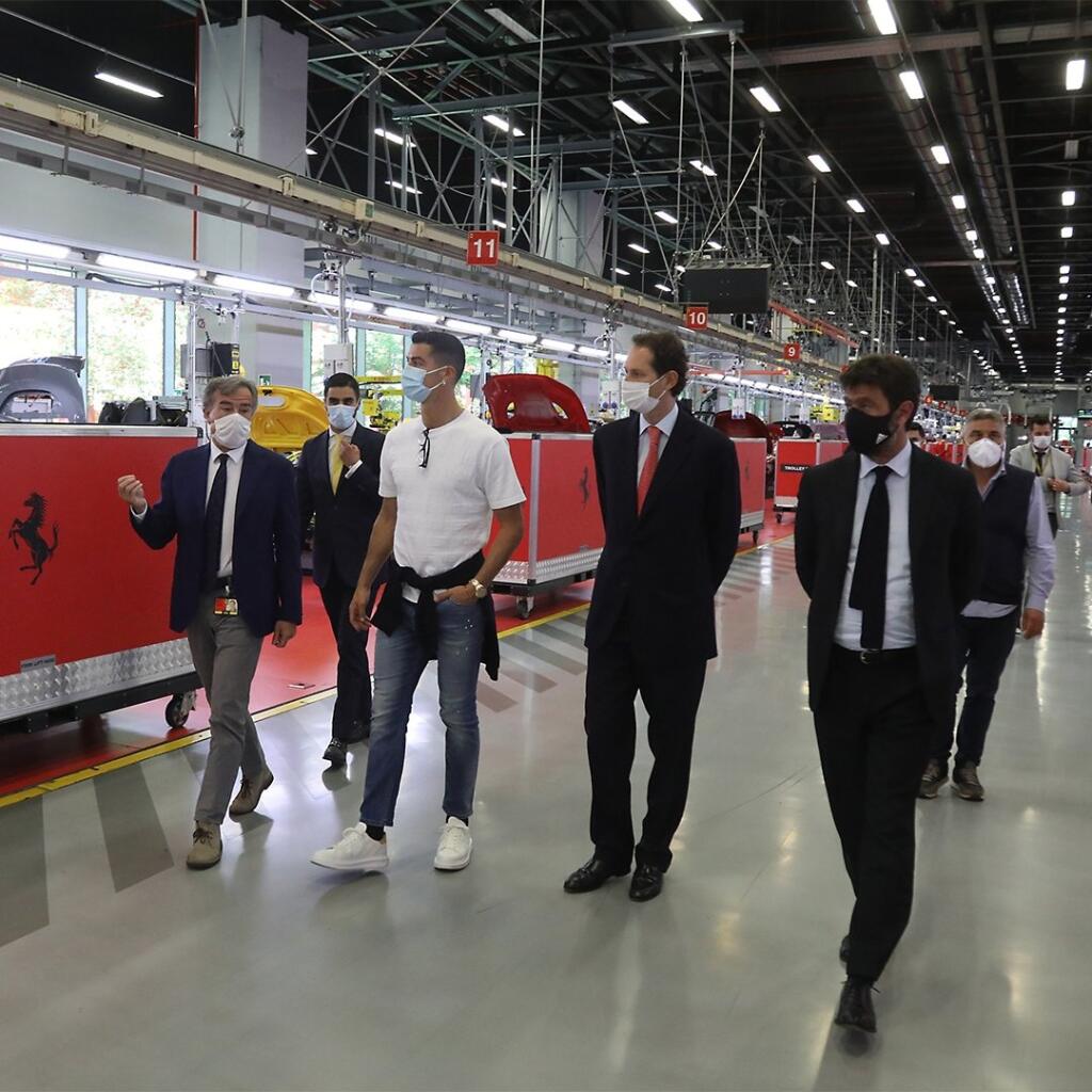 Médiá informovali o tom, že Ronaldo vynechal pondelkový tréning po prehre Juventusu s AC Miláno 0:3 a navštívil Maranello, kde má domov Ferrari. Jeden luxusný kúsok si vraj mal aj zadovážiť.