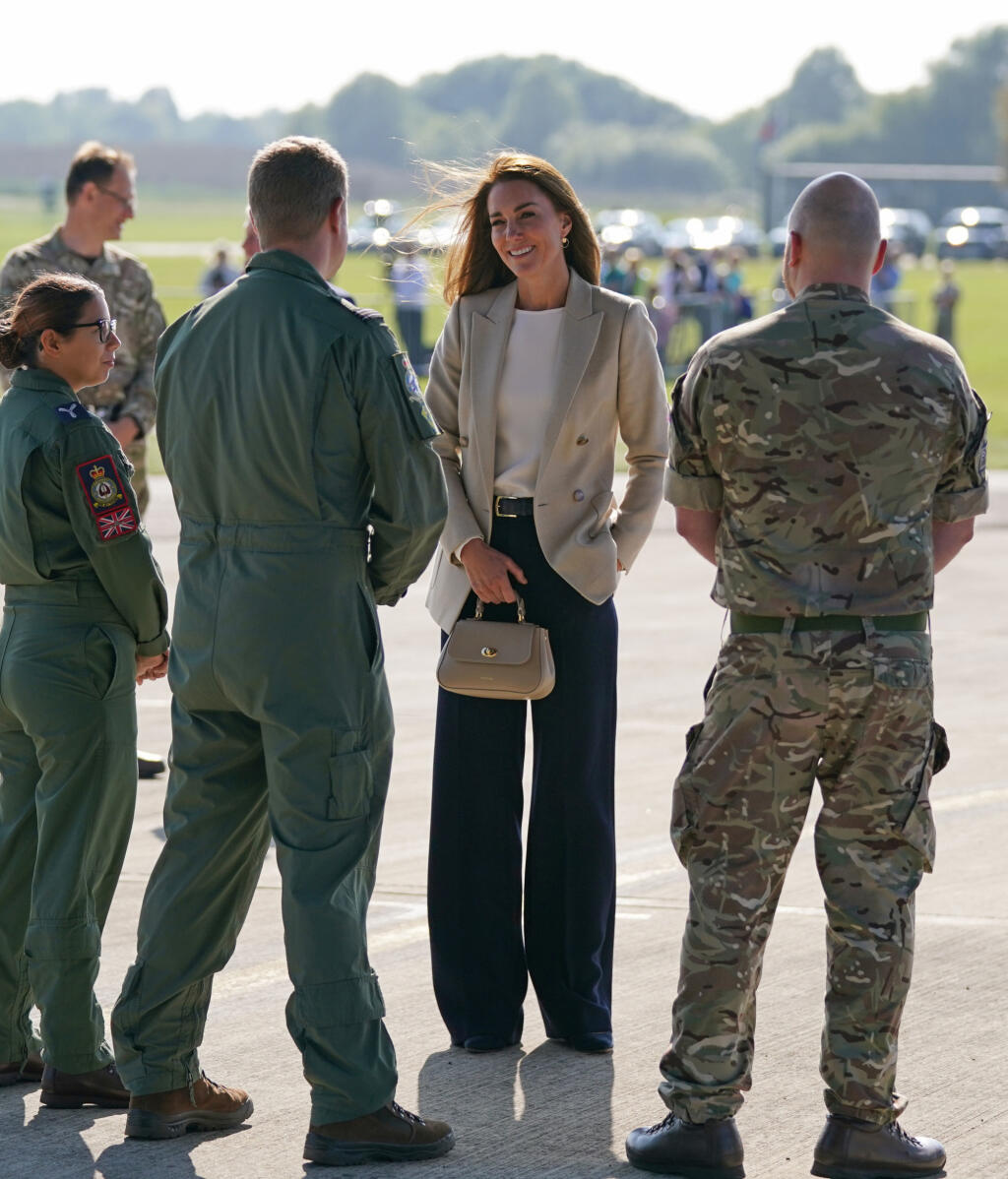 Kate Middleton sa stretla s vojakmi, ktorí pomáhali pri evakuáciách z Afganistanu.