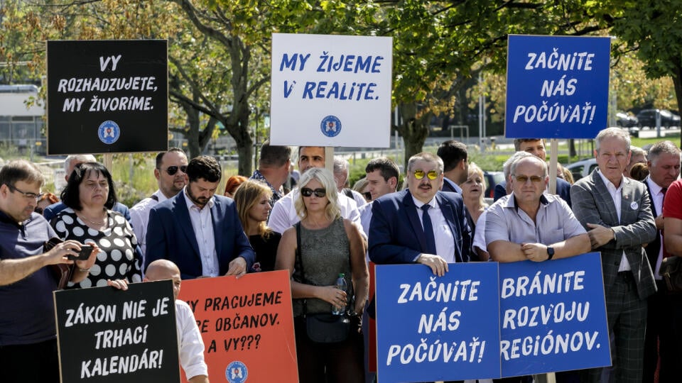 Protest Združenia miest a obcí Slovenska pred Úradom vlády SR.