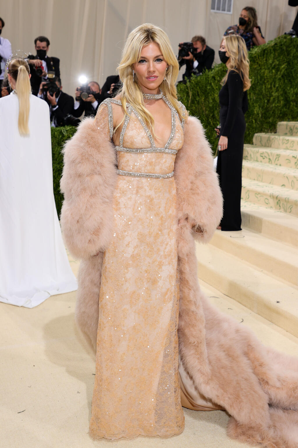 Sienna Miller v róbe Gucci.