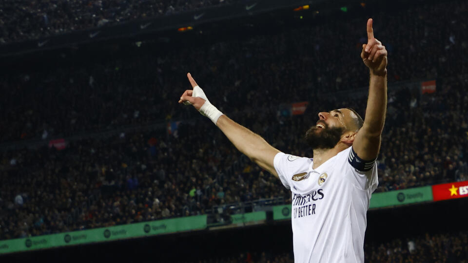 WA 28 Barcelona - Futbalista Realu Madrid Karim Benzema oslavuje gól v odvete semifinále Španielskeho pohára FC Barcelona - Real Madrid v Barcelone 5. apríla 2023. FOTO TASR/AP 

Real Madrid's Karim Benzema celebrates after scoring his side's fourth goal during the Spanish Copa del Rey semifinal, second leg soccer match between Barcelona and Real Madrid at the Camp Nou stadium in Barcelona, Spain, Wednesday, April 5, 2023. (AP Photo/Joan Monfort)