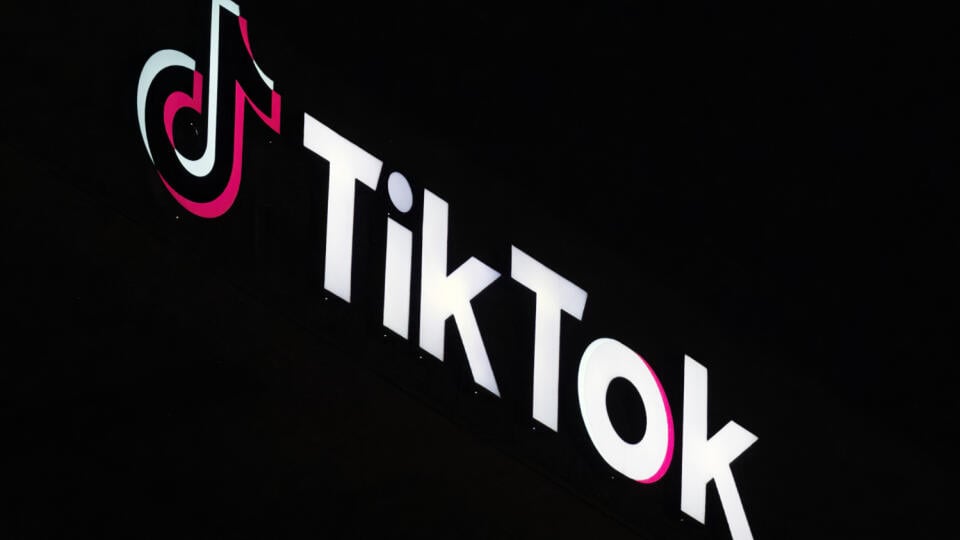 WA 13 archív Culver City - Na archívnej snímke z 3. decembra 2024 logo sociálnej siete TikTok na budove spoločnosti v kalifornskom Culver City. TikTok zrušil účet muža, ktorý pomocou umelej inteligencie (AI) zostavil a zverejnil mém tzv. starter kit zosmiešňujúci Francúzku Gisele Pelicotovú, ktorá sa stala symbolom boja proti sexistickému a sexualizovanému násiliu. FOTO TASR/AP
FILE - A TikTok sign is displayed on top of their building in Culver City, Calif., on Dec. 3, 2024. (AP Photo/Richard