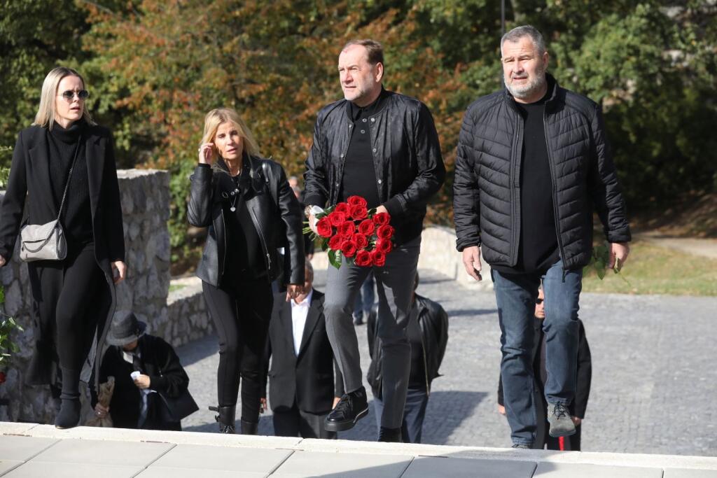 Legendárnemu basketbalistovi Stanislavovi Kropilákovi dali posledné zbohom v bratislavskom krematóriu. Smútil aj futbalový tréner Slovana Bratislava Vladimír Weiss.