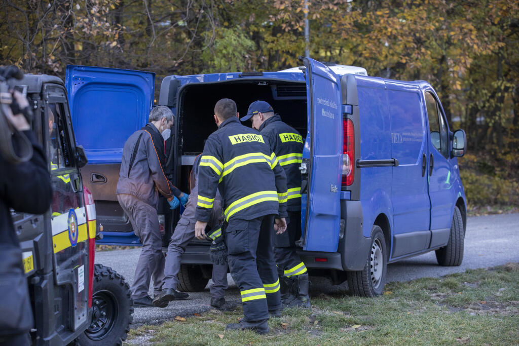Na snímke hasiči a policajti vynášajú telo tragicky zosnulého hokejistu Dušana Pašek.