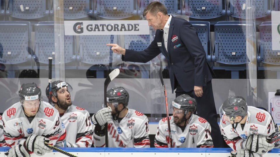 Na snímke tréner iClinic Bratislava Capitals Rostislav Čada počas hokejového zápasu 2. kola Ice Hockey League medzi iClinic Bratislava Capitals - Vienna Capitals v Bratislave v nedeľu 27. septembra 2020. FOTO TASR - Martin Baumann

