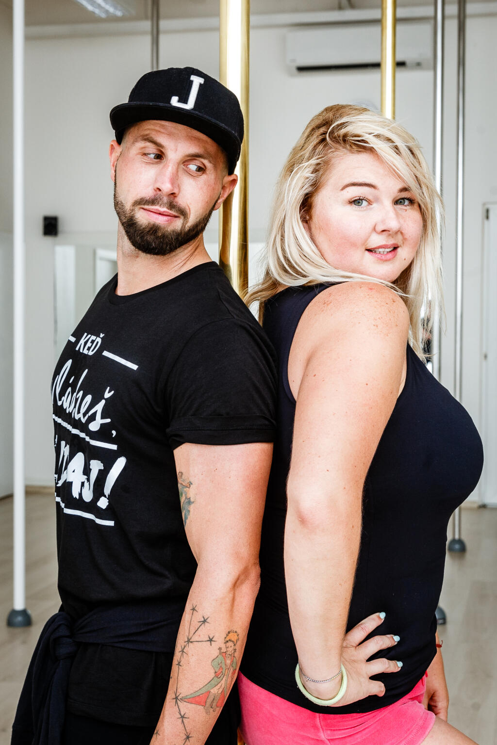 Fitness tréner Jany Landl absolvoval v rámci výzvy od komičky Evy Kramerovej (Evelyn) tréning pole dance pod vedením Niny Peráčkovej v bratislavskom štúdiu No limits.