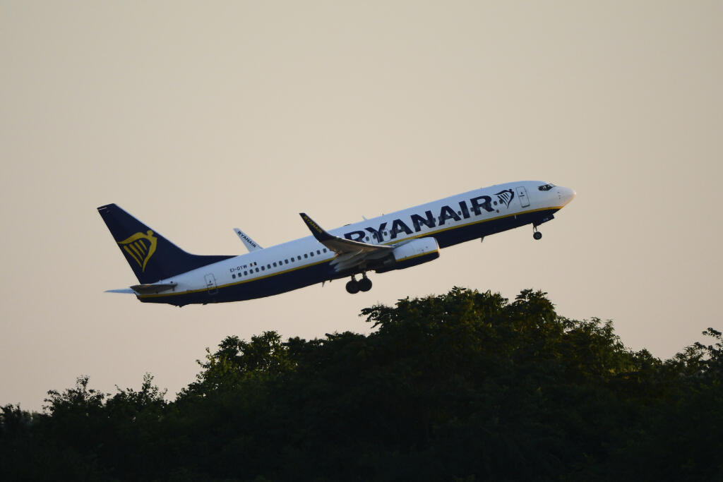 WA 32 archív Budapešť - Na archívnej snímke z 12. júna 2022 lietadlo leteckej spoločnosti Ryanair vzlieta z Budapešti. Ryanair dostal v Maďarsku pokutu 750-tisíc eur. Dôvodom je tzv. osobitná daň. Daň, ktorú zaviedla v júli vláda maďarského premiéra Viktora Orbána, spoločnosť presunula na zákazníkov, keď zdvihla ceny leteniek. FOTO TASR/AP 


FILE - A Ryanair plane takes off from Budapest Airport, in Budapest, Hungary, June 12, 2022. Hungary has accused Ryanair of consumer protection violations 