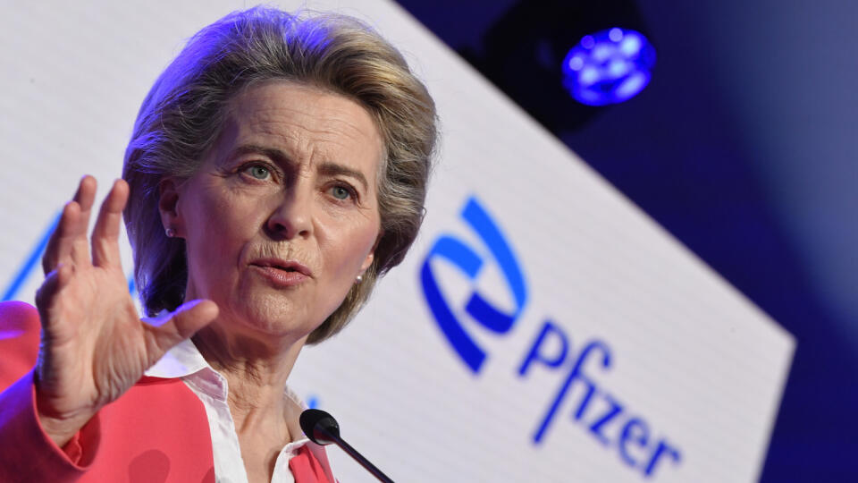 KK25 Puurs - Predsedníčka Európskej komisie (EK) Ursula von der Leyenová hovorí počas návštevy farmaceutickej spoločnosti Pfizer v belgickom meste Puurs 23. apríla 2021. FOTO TASR/AP
European Commission President Ursula von der Leyen makes a statement during an official visit to the Pfizer pharmaceutical company in Puurs, Belgium, Friday, April 23, 2021. (John Thys, Pool via AP)