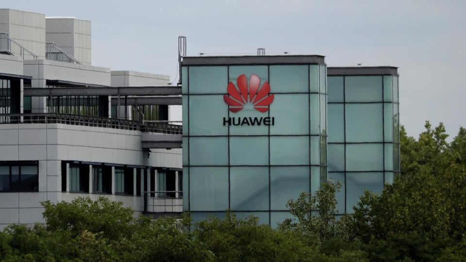 KK11 Reading - Na snímke nápis Huawei na budove 14. júla 2020 v Readingu. Británia rozhodla, že v budúcnosti sa pri výstavbe 5G sietí nebudú môcť v krajine používať technológie čínskej telekomunikačnej spoločnosti Huawei. Navyše komponenty, ktoré sa už používajú, sa budú musieť do siedmich rokov odstrániť. FOTO TASR/AP
A Huawei sign is displayed on their premises in Reading, England, Tuesday, July 14, 2020. Britain's government on Tuesday backtracked on plans to give Chinese telecommunications