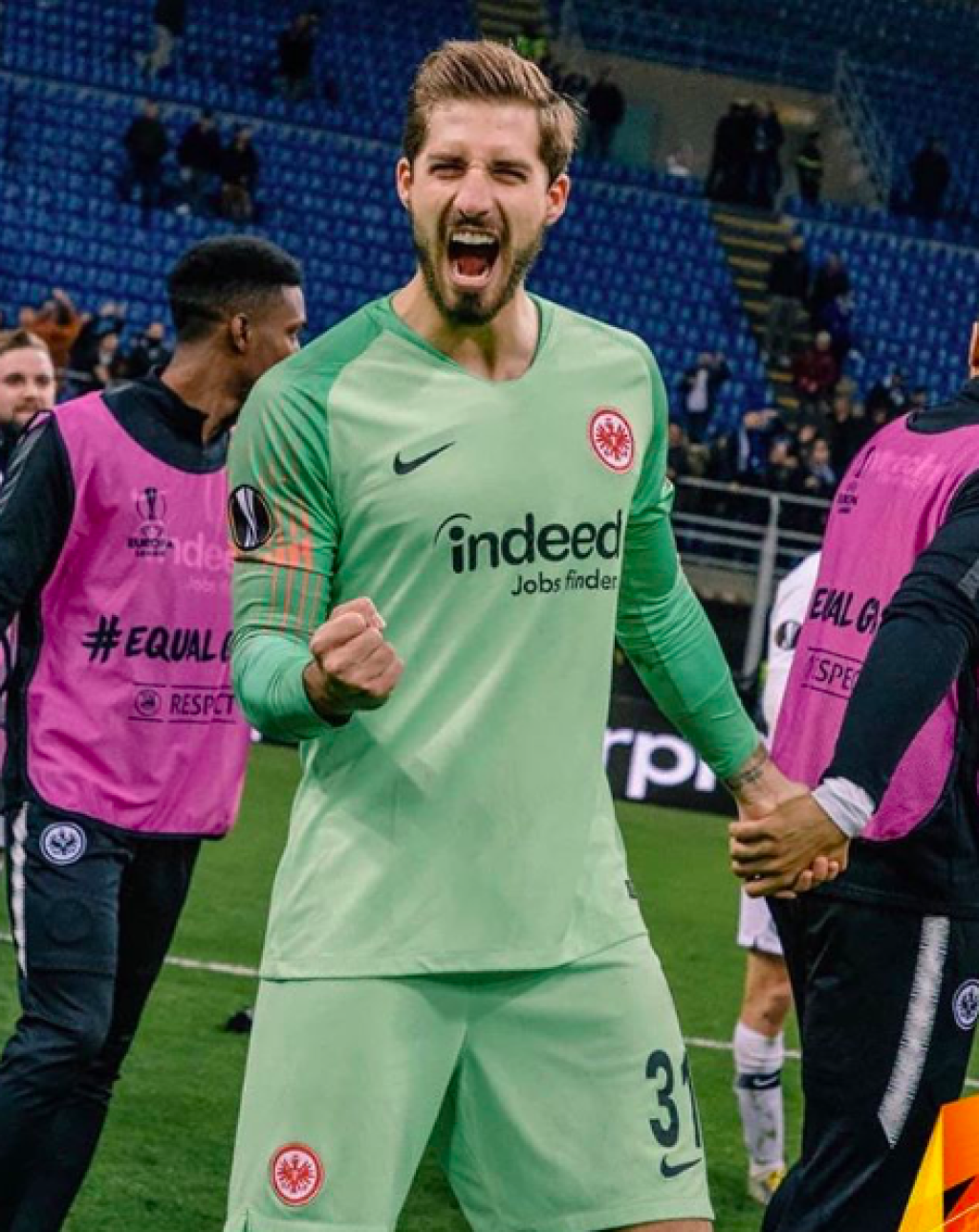 Futbalový brankár nemeckého Eintracht Frankfurt Kevin Trapp musí pod skalpel. Dvadsaťdeväťročný gólman reprezentácie nebude svojmu zamestnávateľovi k dispozícii až do zimnej prestávky.