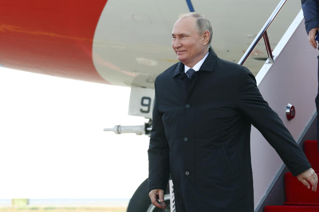 KK28 Astana - Ruský prezident Vladimir Putin po prílete na letisko na medzinárodnú Konferenciu o interakcii a opatreniach na budovanie dôvery v Ázii (CICA) 13. októbra 2022 v kazašskej Astane. FOTO TASR/AP
Russian President Vladimir Putin, arrives at Astana airport to attend the Conference on Interaction and Confidence Building Measures in Asia (CICA) summit, in Astana, Kazakhstan, Thursday, Oct. 13, 2022. (Valery Sharifulin, Sputnik, Kremlin Pool Photo via AP)