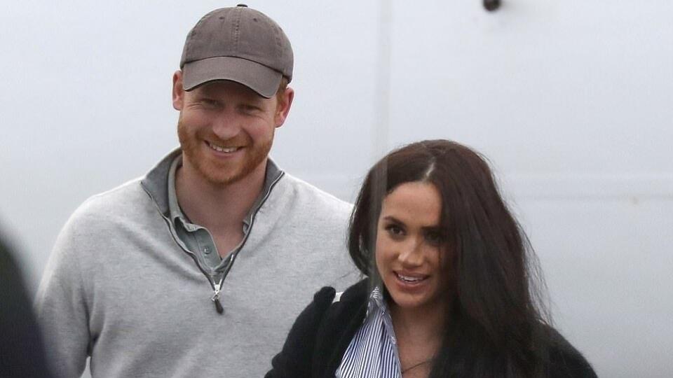 Meghan a Harry po prílete do Kanady z USA. Ruky mali plné batožiny a namiesto okázalých šiat na sebe mali bežné cestovné oblečenie.