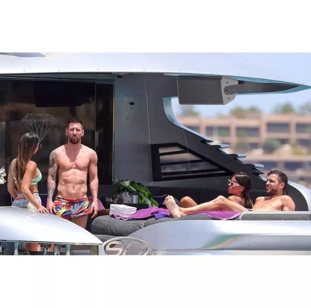 Messi tam pobehoval v jazzových farebných šortkách a jeho žena zase omráčila paparazzi v zelených bikinách, ktoré jej viac odkrývali ako skrývali. Fabregasova manželka zvolila podobné plavky, no ružovej farby a musíte uznať, že zvolili veľmi dobre.