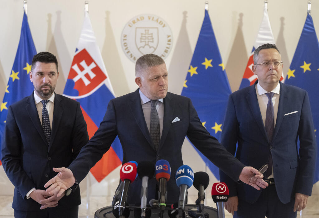 Na snímke zľava minister pôdohospodárstva a rozvoja vidieka SR Richard Takáč, predseda vlády SR Robert Fico a minister financií SR Ladislav Kamenický (všetci Smer-SD) počas vyhlásenia pre médiá po stretnutí so zástupcami prvovýrobcov potravín 5. decembra 2024 v Bratislave. FOTO TASR - Martin Baumann