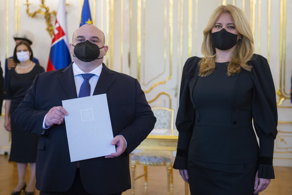 Prezidentka SR Zuzana Čaputová vymenovala do funkcie nových sudcov všeobecných súdov. Na snímke zľava sudca s pridelením na Okresný súd Bratislava Róbert Bardač a prezidentka SR Zuzana Čaputová počas vymenovania v Prezidentskom paláci 5. októbra 2021 v Bratislave. FOTO TASR - Jakub Kotian