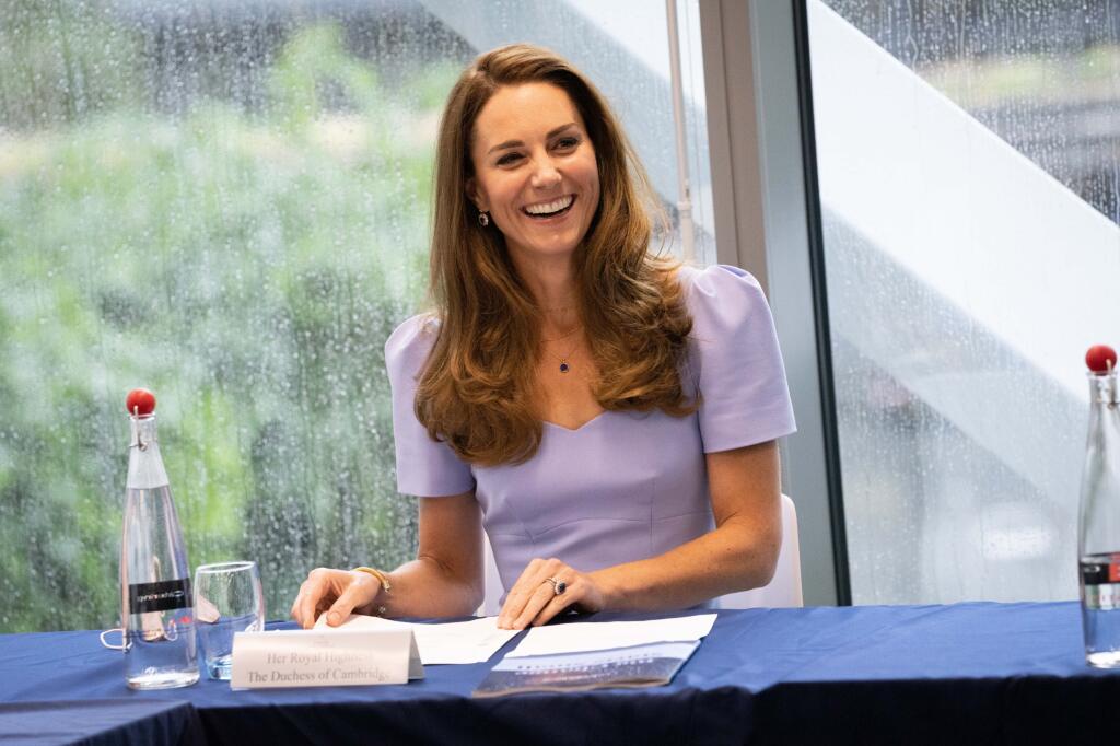 Kate s dáždnikom nielenže pripomínala hollywoodsku celebritu, ale zhodou okolností aj svoju sokyňu Meghan Markle (39), ktorá pred vyše rokom zažiarila za podobných okolností v takmer rovnakých šatách.