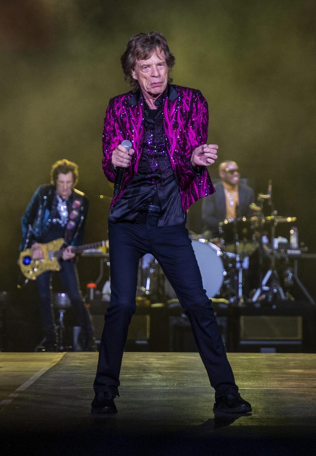 EBE 24 Atlanta - Na snímke členovia legendárnej britskej rockovej skupiny Rolling Stones, zľava gitarista Ron Wood, spevák Mick Jagger a gitarista Keith Richards počas koncertu v rámci turné pod názvom No Filter na štadióne Mercedes Benz v americkej Atlante v noci na 12. novembra 2021. FOTO TASR/AP
Ron Wood, from left, Mick Jagger, and Keith Richards, of the Rolling Stones, perform during the band's