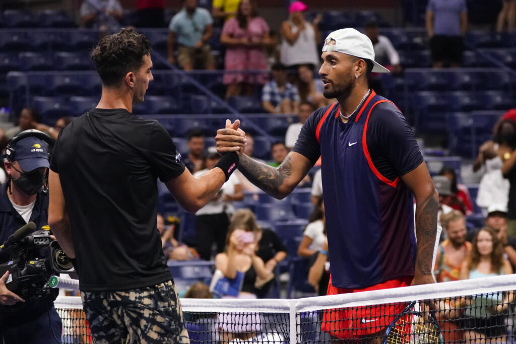EBE 11 New York - Na snímke vpravo austrálsky tenista Nick Kyrgios prijíma gratuláciu po tom, ako postúpil do 2. kola dvojhry mužov na grandslamovom turnaji US Open po víťazstve v 1. kole nad krajanom Thanasiom Kokkinakisom (vľavo) 6:3, 6:4, 7:6 (4) v noci na 30. augusta 2022. FOTO TASR/AP
Nick Kyrgios, right, of Australia, shakes hands with Thanasi Kokkinakis, of Australia, during the first round of the US Open tennis championships, Monday, Aug. 29, 2022, in New York. (AP Photo/Frank Franklin