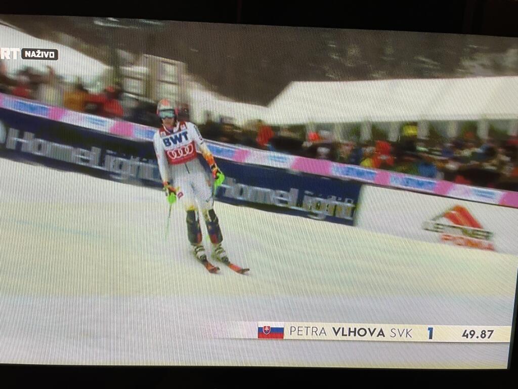 Slovenská lyžiarka Petra Vlhová sa v 1. kole usadila na čele nedeľného slalomu Svetového pohára.