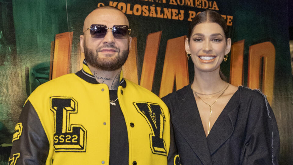Premiéra filmu Invalid: Na snímke manželia Patrik Rytmus Vrbovský a Jasmina Alagič Vrbovská. Raper zvolil žltú bundu luxusnej značky Louis Vuitton.