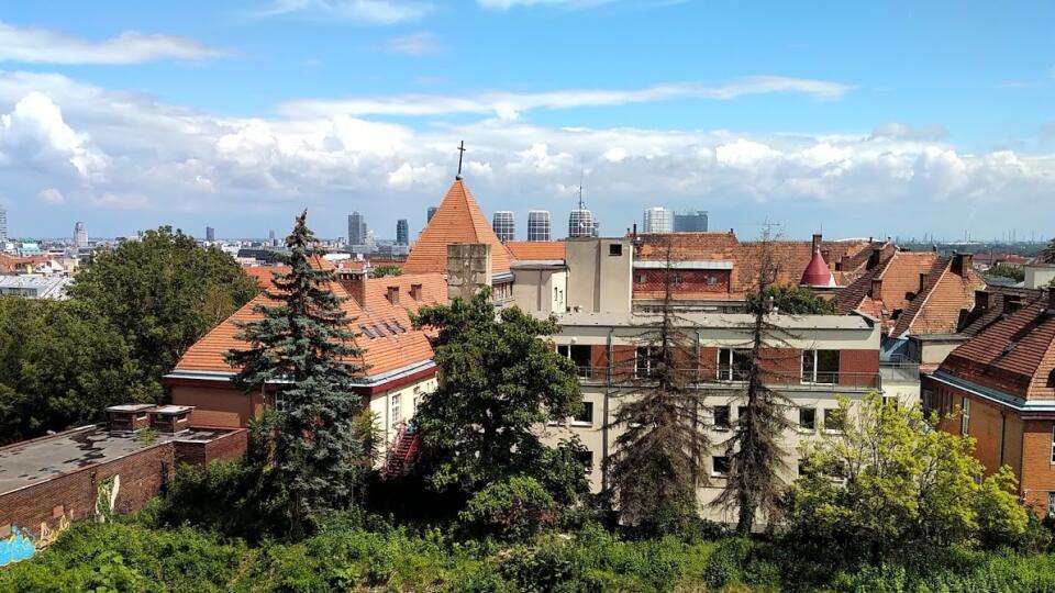 Bratislava: veže nových mrakodropov zatieňujú veže kostolov