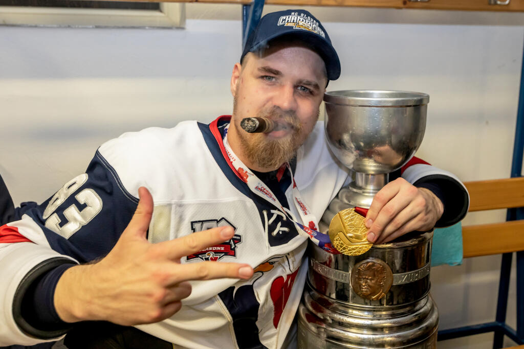 Hokejisti HC Slovan Bratislava zvíťazili v šiestom zápase finále Kaufland play off Tipos extraligy 2021/2022 a získali titul majstra SR. Šiesty zápas vyhrali s HK Nitra 5:2 a celú sériu 4:2 na zápasy. Na snímke sú oslavy titulu v šatni, Martin Belluš.