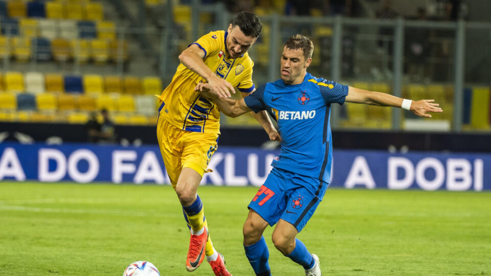 Na snímke zľava Milan Dimun (Dunajská Streda) a Darius Olaru (FCSB) počas 1. zápasu 3. predkola Európskej konferenčnej ligy (EKL) FC DAC 1904 Dunajská Streda - FCSB v Dunajskej Strede 3. augusta 2022. FOTO TASR - Jaroslav Novák