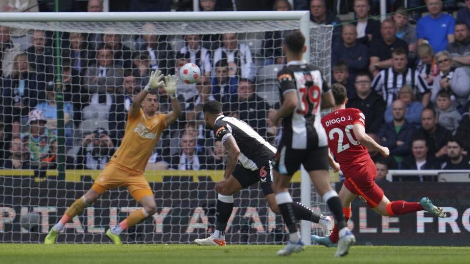 JB 33 Newcastle - Hráč Liverpoolu Diogo Jota (č.20) sa pokúša skórovať cez slovenského brankára Newcastle United Martina Dúbravku vo futbalovom zápase anglickej ligy Premier League Newcastle United - FC Liverpool v Newcastle 30. apríla 2022. FOTO TASR/AP
Liverpool's Diogo Jota, 20, fails to score during the English Premier League soccer match between Newcastle United and Liverpool at St. James' Park stadium in Newcastle, England, Saturday, April 30, 2022. (AP Photo/Jon Super)