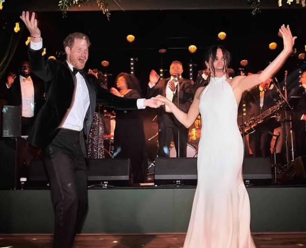 Nové zábery Netflixu k druhej sérii kontroverzného dokumentu, ktoré boli zverejnené v sobotu, ponúkajú intímny pohľad na svadobnú hostinu Harryho a Meghan na hrade Windsor v roku 2018 – princ a princezná z Walesu však na záberoch chýbajú.