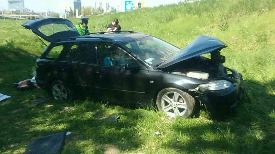 Nehoda dvoch motorových vozidiel sa odohrala na zjazde z Prístavného mosta v smere do Petržalky.