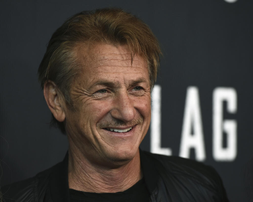 Na snímke americký herec a režisér Sean Penn (vo filme otec John Vogel) prichádza na premiéru svojej filmovej drámy Flag Day v divadle Directors Guild of America Theatre v americkom Los Angeles v noci na 12. augusta 2021.