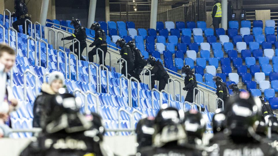 Počas posledného derby Slovana s Trnavou zasahovala polícia počas zápasu.