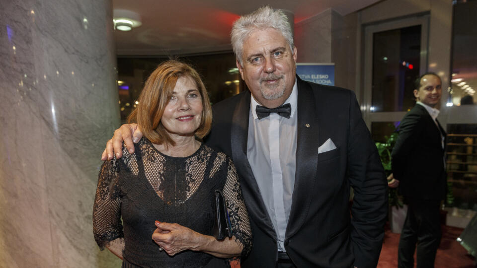 Na snímke počas párty po skončení priameho prenosu z galavečera OTO 2019. Na snímke Oliver Andrásy s manželkou.