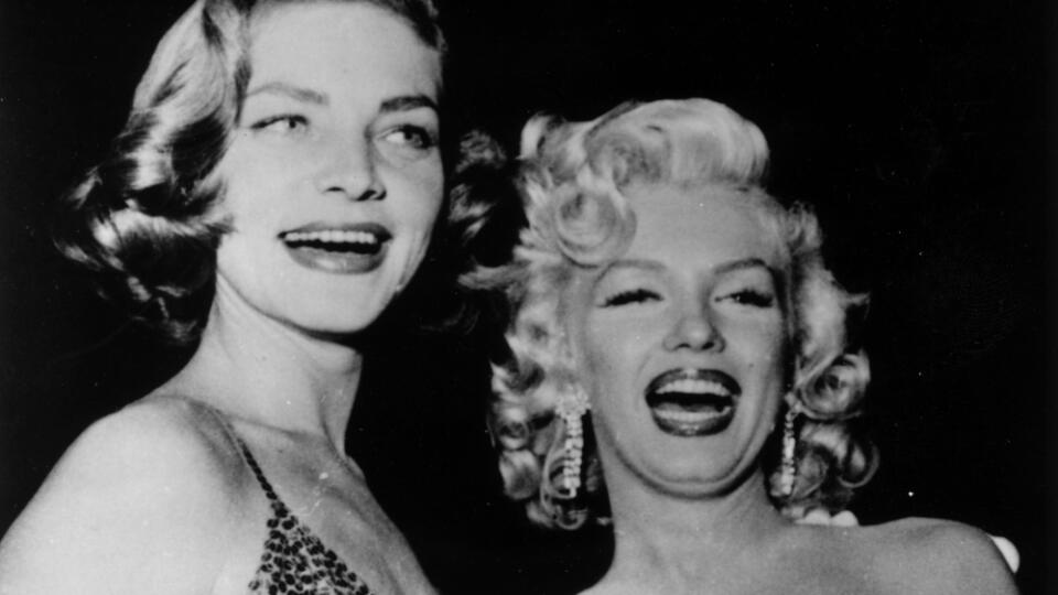 Lauren Bacall a Marilyn Monroe ako ozdoba jedného z početných hollywoodskych večierkov. Legendárna MM si počas svojho života vraj užívala sexuálne pletky s nejednou slávnou kolegyňou.