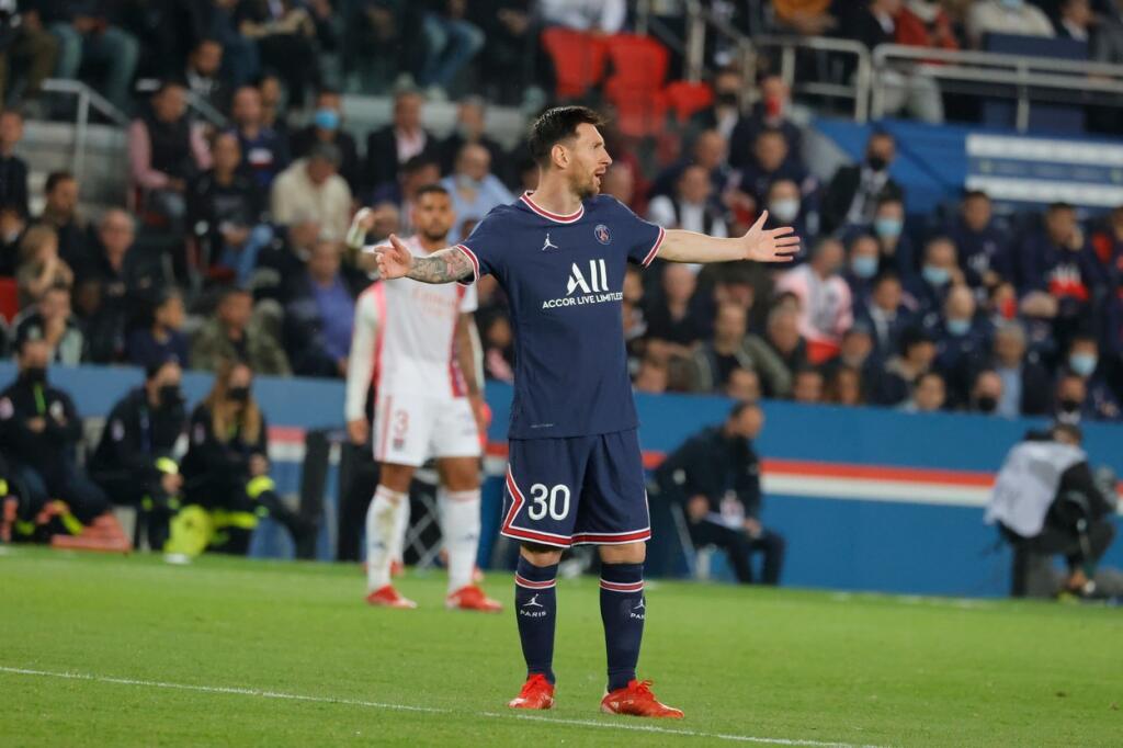 Messi v typickej gestikulácii. Premiéru pred plnými tribúnami v Parku princov si prestavoval inak.