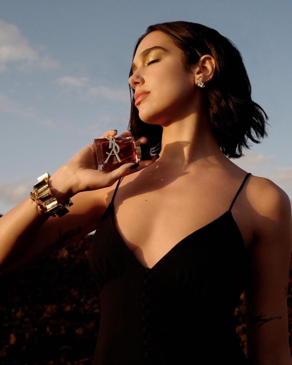 Dua Lipa pre kampaň Libre le Parfum
