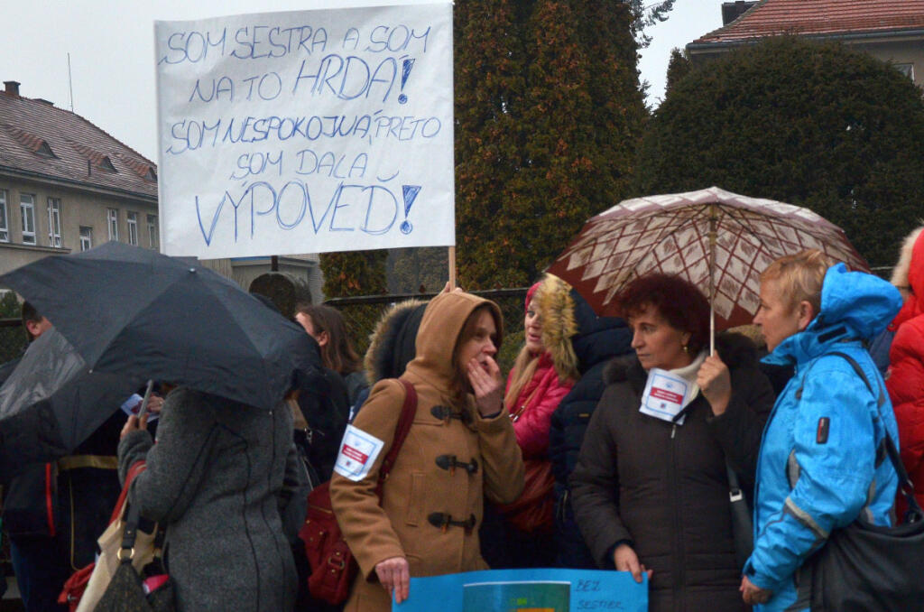 Z nemocníc odišli stovky sestier, Čislák podal trestné oznámenie