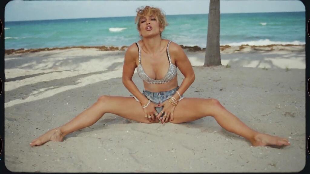 Jennifer Lopez a Rauw Alejandro v klipe ku piesni 'Cambia el Paso'.