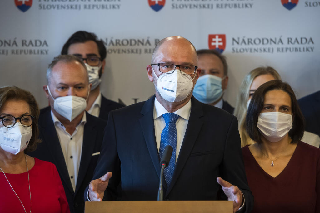 Na snímke uprostred predseda SaS a minister hospodárstva SR Richard Sulík, vpravo ministerka spravodlivosti SR Mária Kolíková (Za ľudí) a vľavo predsedníčka poslaneckého klubu SaS Anna Zemanová počas tlačovej konferencie strany Sloboda a Solidarita 8. septembra 2021 v Bratislave. Poslanci Národnej rady (NR) SR zo strany Za ľudí okolo Márie Kolíkovej končia v strane i poslaneckom klube. Odchádzajú do klubu SAS. Klub Za ľudí sa po ich odchode rozpadne, keďže v ňom nebude dostatok poslancov na jeho