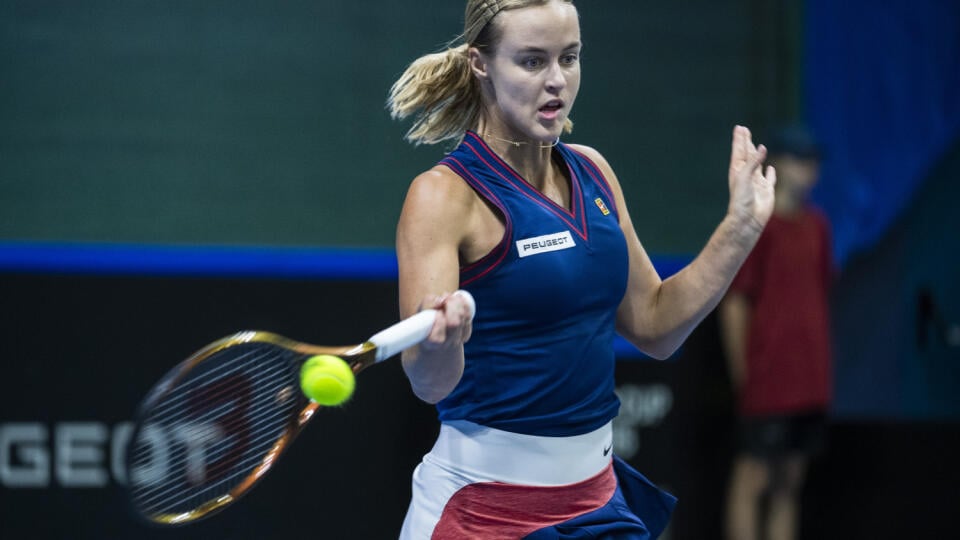 Anna Karolína Schmiedlová počas zápasu kvalifikácie na finálový turnaj Pohára Billie-Jean Kingovej proti Talianke Camile Giorgiovej.