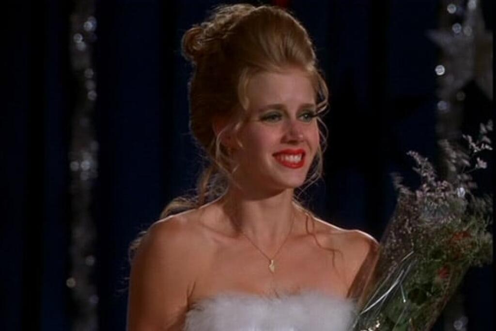 Amy Adams (47): Krása na zabitie (1999): Táto kultová komédia popri rolách Kirsten Dunst, Kirstie Alley či Denise Richards prináša aj debutovú Amy Adams v koži váhavej a sexi súťažiacej, ktorá dominuje každej scéne.
