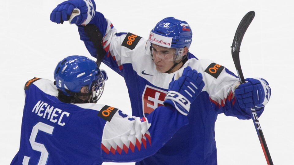 JB 12 Edmonton - Slovenský hráč Šimon Nemec(vľavo) oslavuje so spoluhráčom Martinom Chromiakom gól do bránky Kanady v zápase A-skupiny SLOVENSKO - Kanada na MSJ do 20 rokov v kanadskom Edmontone 27. decembra 2020. FOTO TASR/AP
Slovakia defenceman Simon Nemec (5) celebrates his goal with teammate Martin Chromiak against Canada during the third period of an IIHF World Junior Hockey Championship game in Edmonton, Alberta, on Sunday, Dec. 27, 2020. (Jason Franson/The Canadian Press via AP)